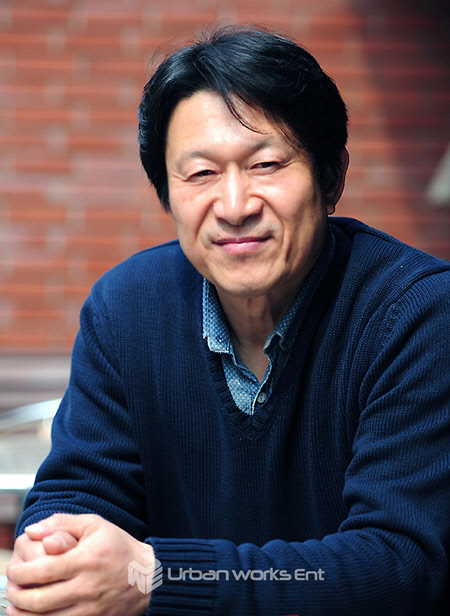 얼반윅스 이엔티는 15일 배우 김응수와 재계약을 체결했다고 밝혔다. <얼반웍스 이엔티 제공>